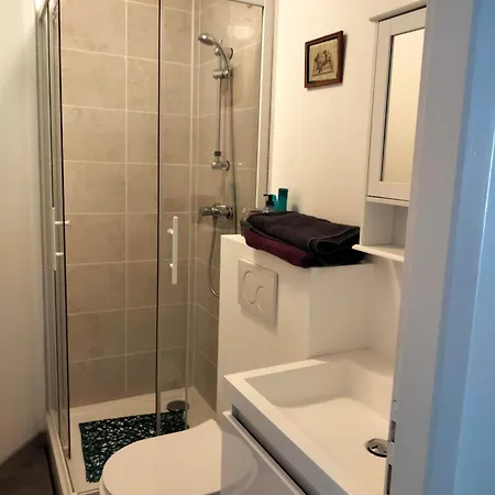 A Cote De La أُنْداي